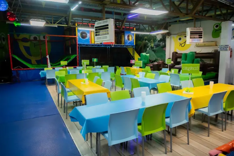 El salón de Play Land montado con mesas de colores