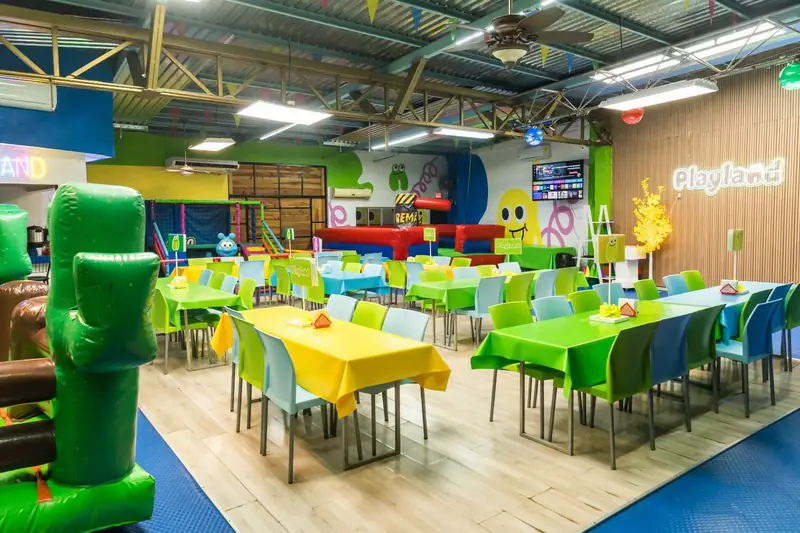 Pantalla grande y escenario del salón